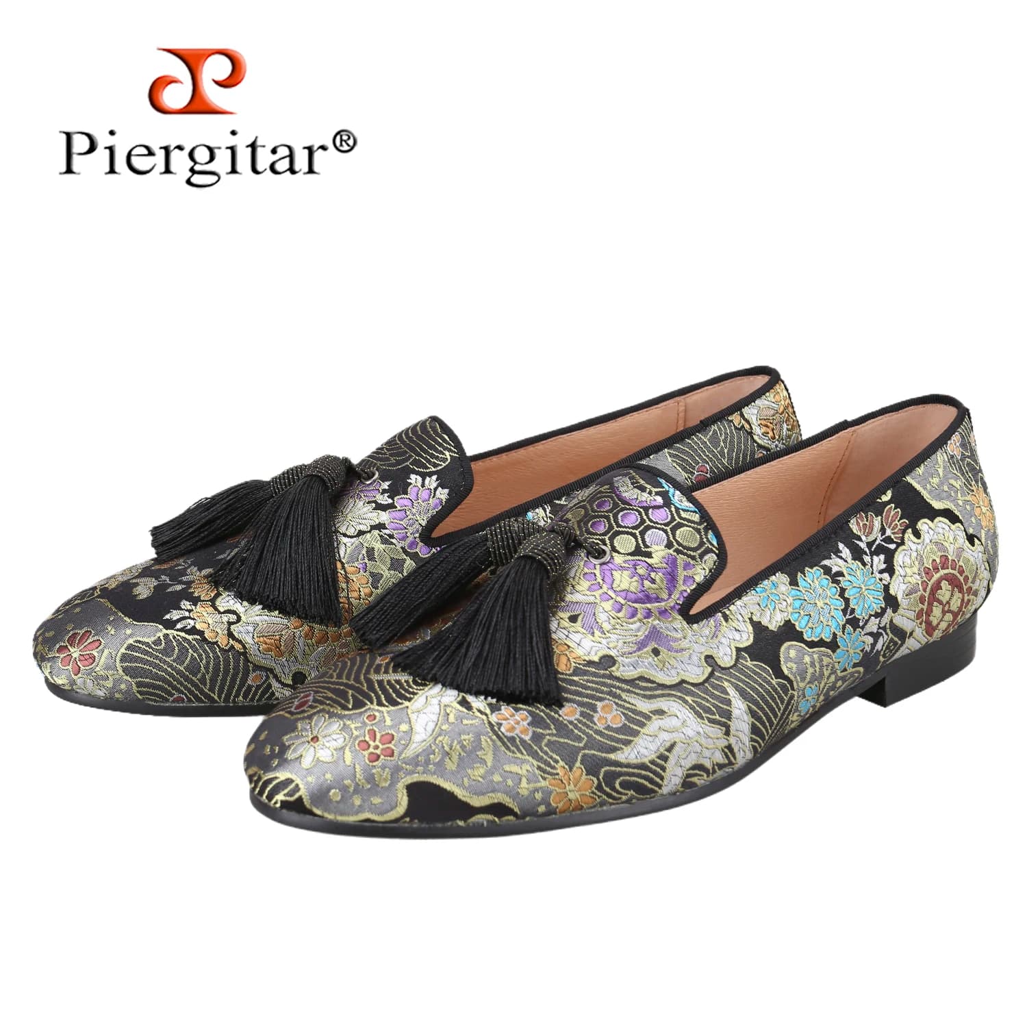 Piergirtar Nuovo modello cinese Mocassini slip-on in seta ricamata con colori coordinati fatti a mano Nappe Pantofole da uomo in stile etnico