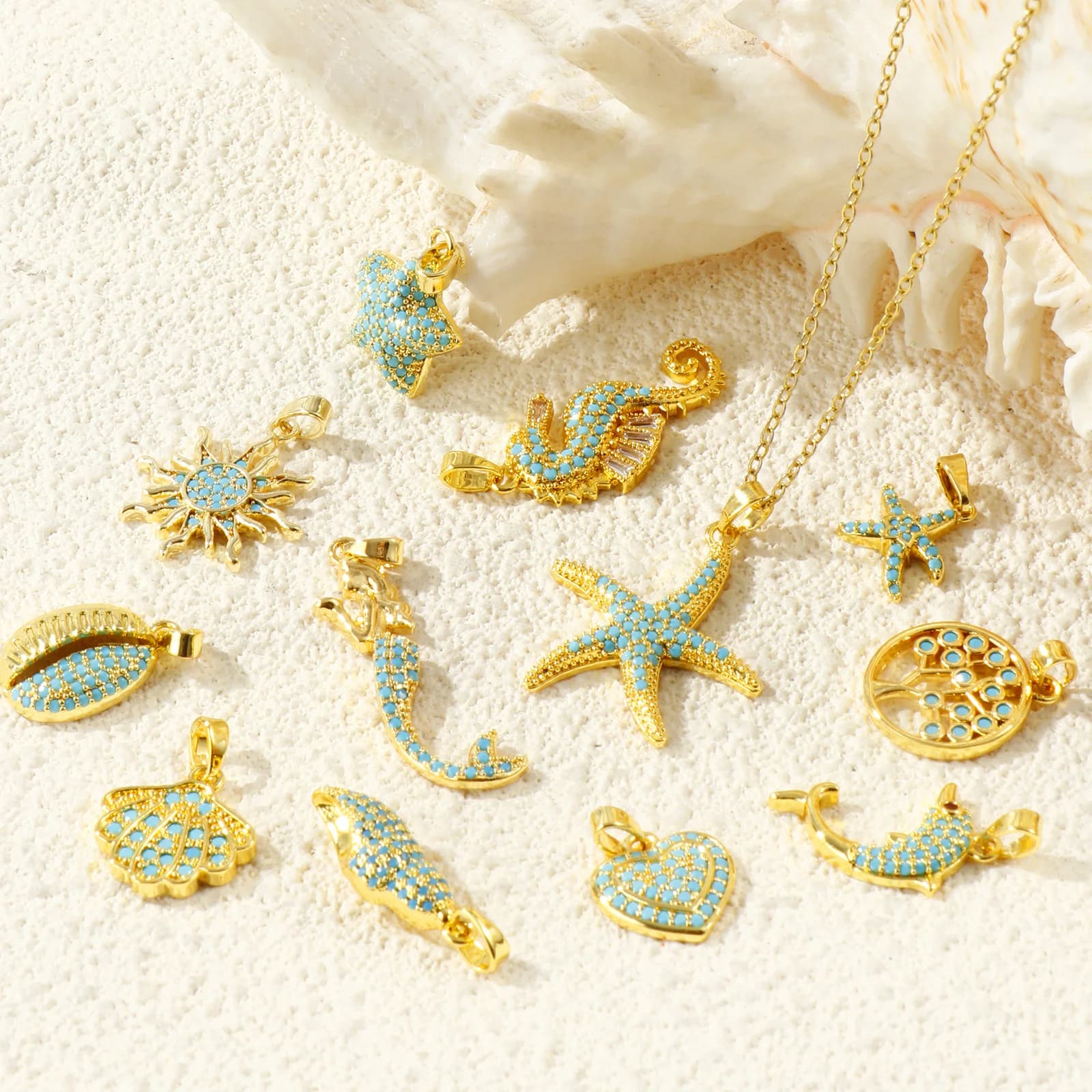 2 Pezzi Ciondoli Blu in Zirconia Cubica a Tema Oceano: Stella Marina, Sirena, Conchiglia, Sole, Melone - in Ottone Placcato Oro 18K per Collane Fai da Te