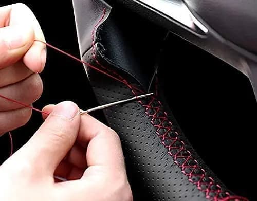 Coprivolante in pelle traforata da 15 pollici con punto croce rosso per Toyota Tundra Land Cruiser Sequoia 2007–2015