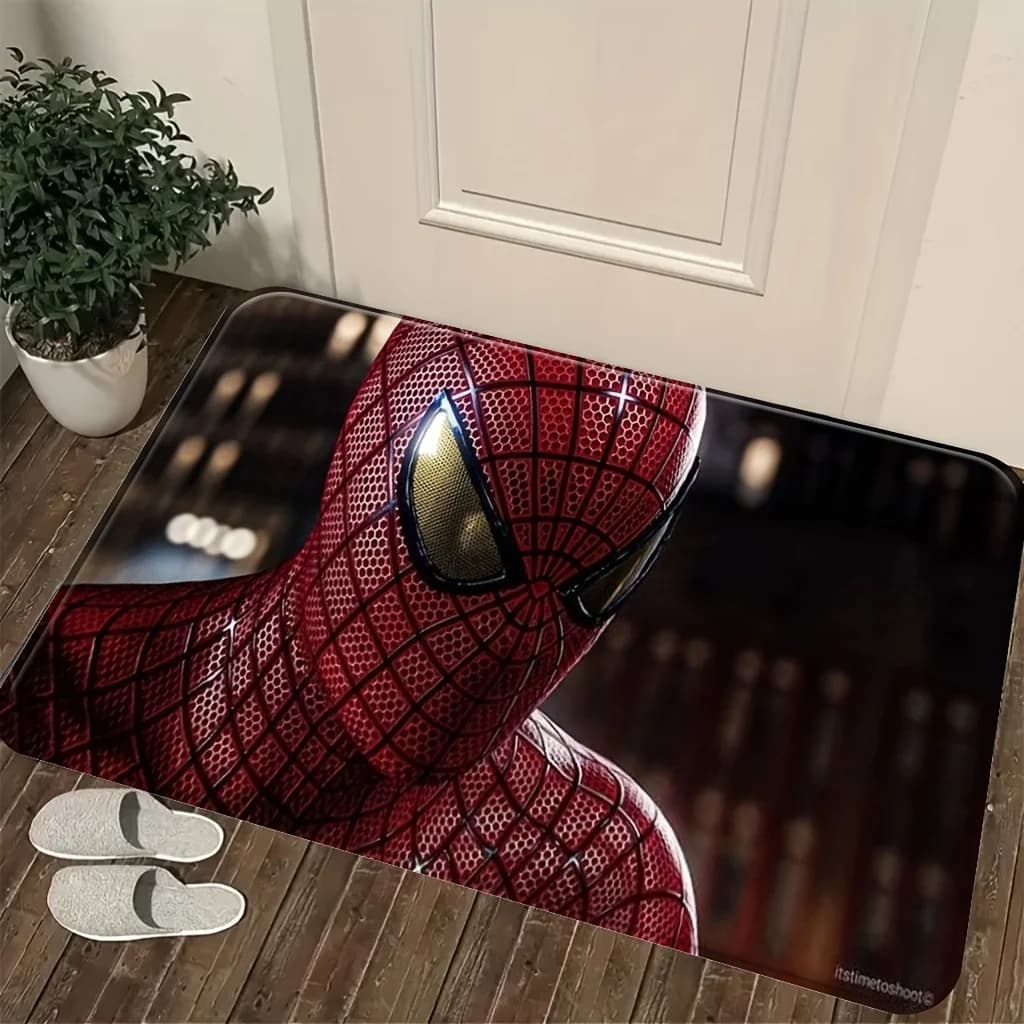 Tappetino con stampa di cartoni animati Marvel, 1 pezzo, con texture a ragnatela rossa di Spider-Man e maschera per occhi dorata su uno sfondo notturno urbano.