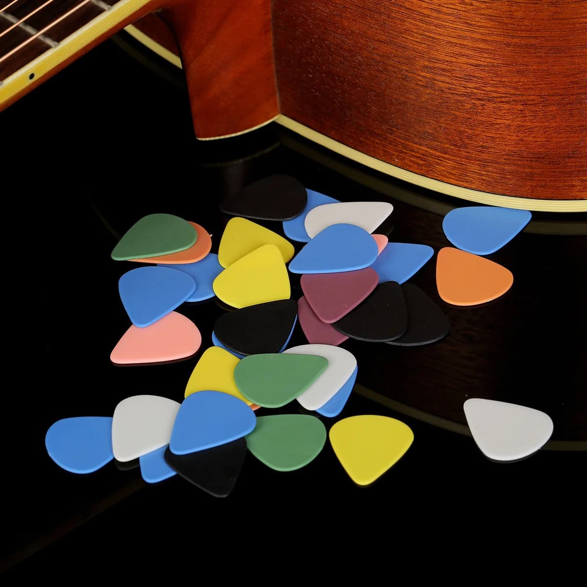 Lotti di 100 pz Nero Bianco Calibro 0.5/0.6/0.7/0.8/0.9/1.2/1.5mm Delrin Chitarra Basso Plettri Plettri Chitarre Elettriche Colore Casuale