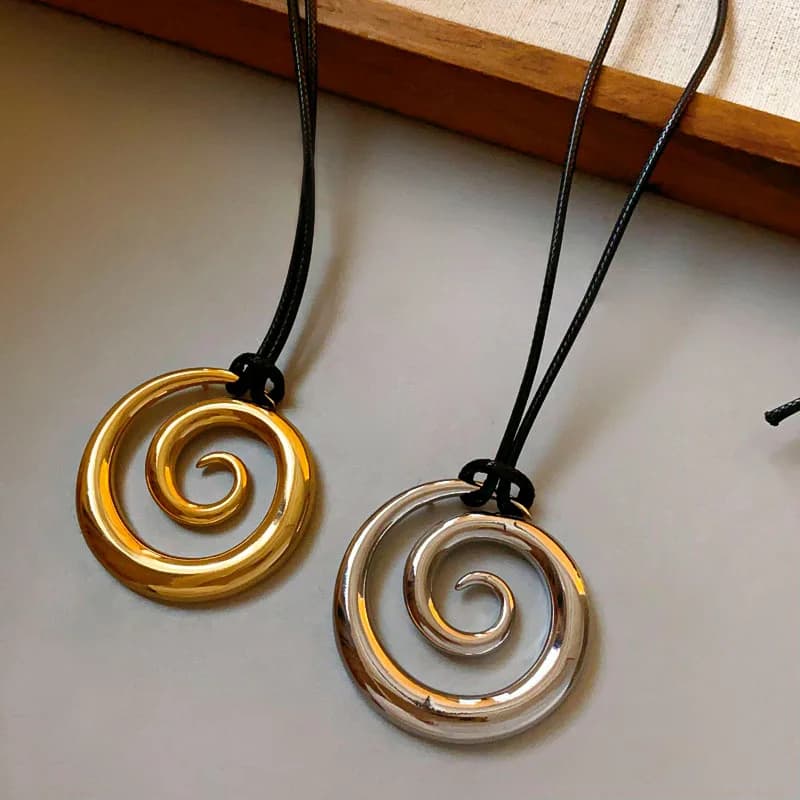 Collana con ciondolo a forma di spirale conchiglia in metallo Collana con corda in pelle marina alla moda da donna Design creativo Gioielli con catena di maglione