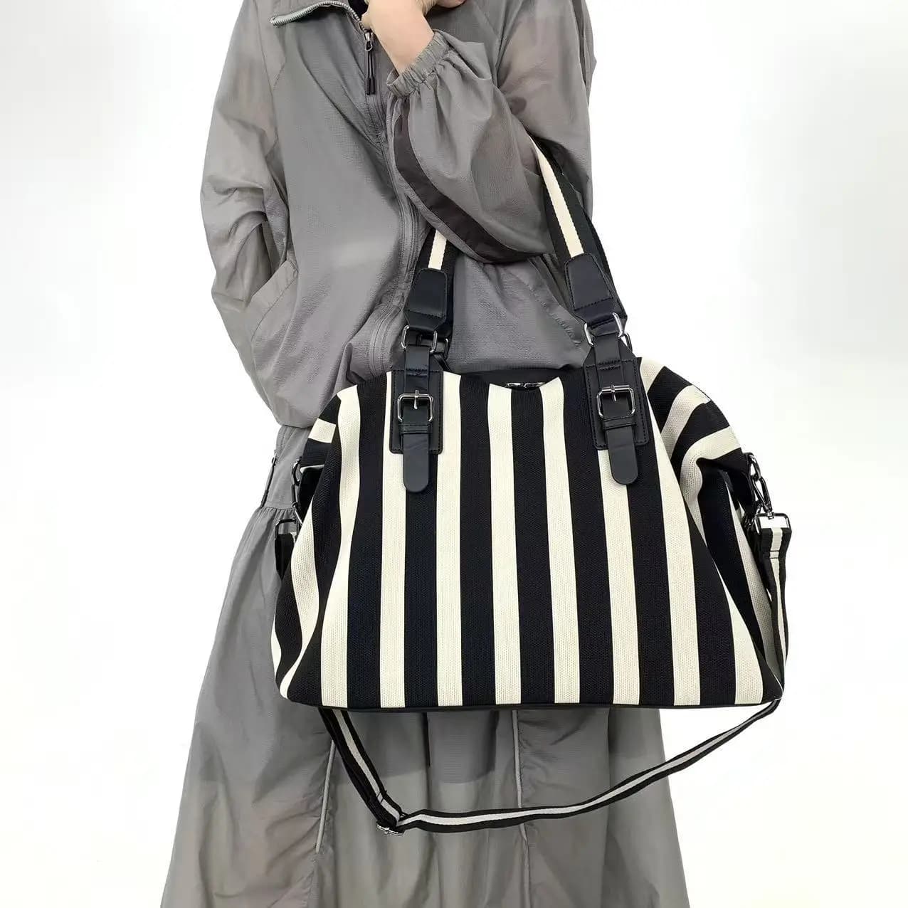 Ladies' fashionable striped versatile handbag, large capacity travel luggage storage, single shoulder crossbody bag