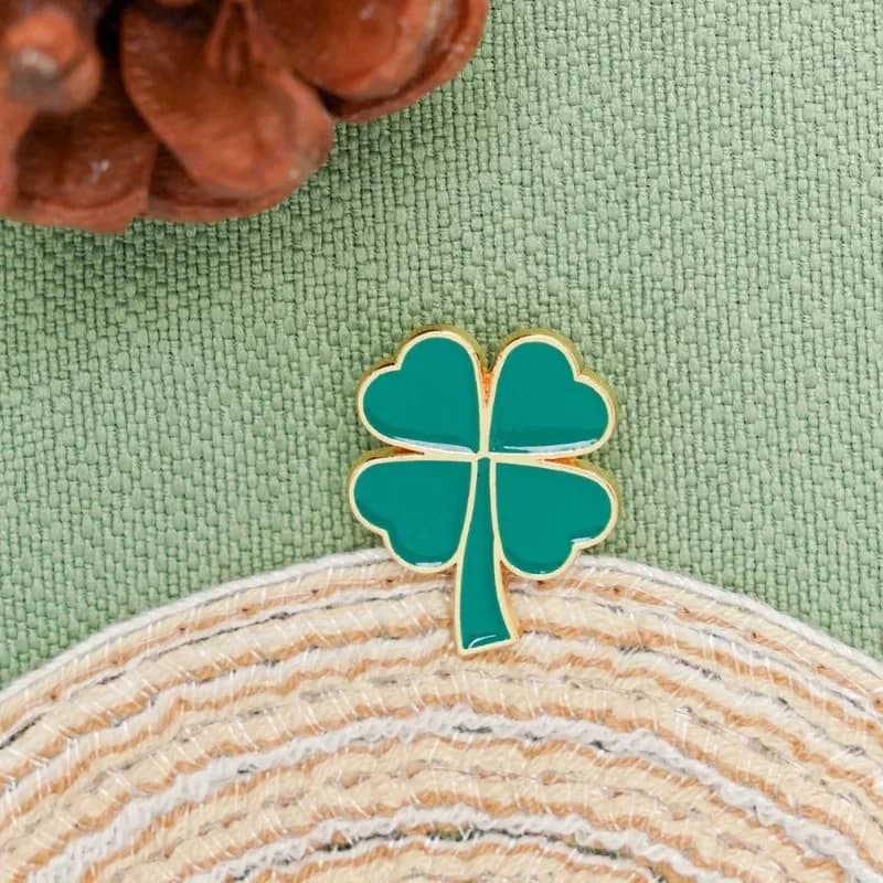 Spilla portafortuna con quadrifoglio Distintivo in lega squisita e versatile Distintivo pianta verde Spilla con fibbia Spilla per borsa per abbigliamento