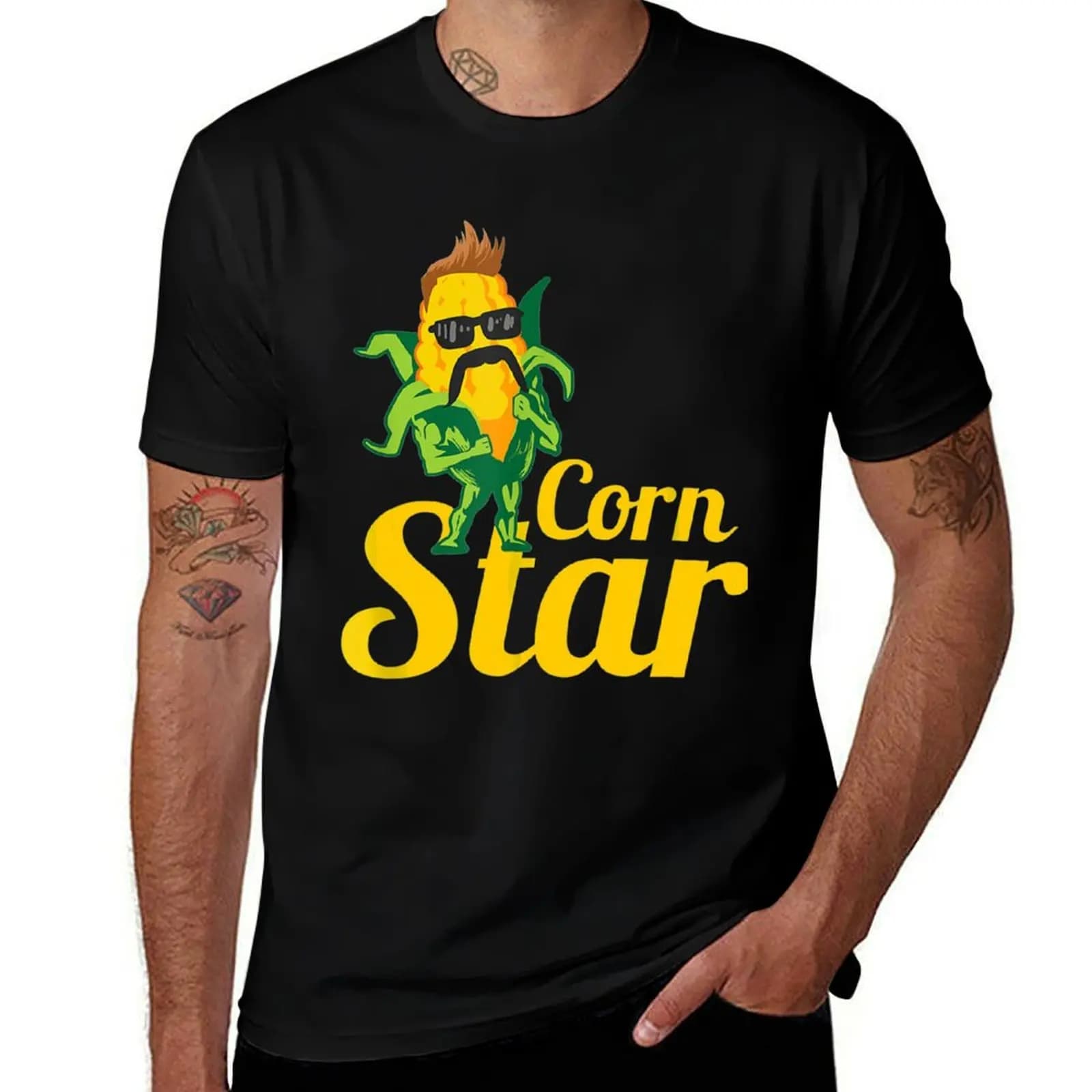 Divertente T-shirt con stampa di mais, occhiali da sole e baffi, girocollo, taglie forti