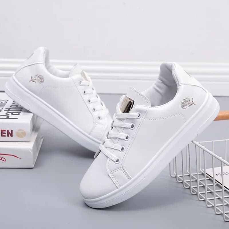 Scarpe bianche da donna scarpe da ginnastica da donna con ricamo rosa scarpe Casual da donna traspiranti scarpe da donna di moda con lacci Zapatillas De Mujer