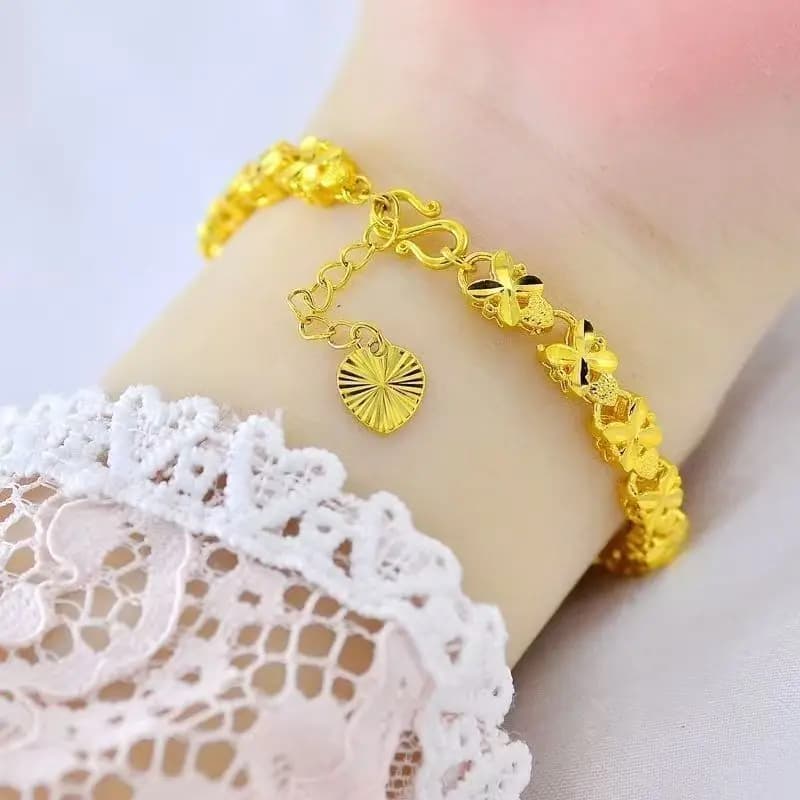 Lussuoso braccialetto da donna con quadrifoglio in oro 24 carati, nuovo stile di gioielleria, design di nicchia e minimalista.
