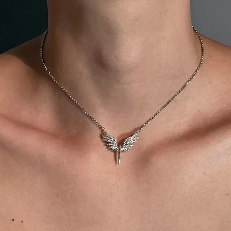 Nuova Collana con Ciondolo Ali d'Angelo dal Design Unico, Accessorio Classico Versatile, Catenina per Clavicola con Charm Personalizzato