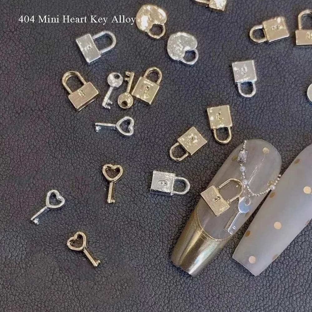 -Locking Lover- Mini San Valentino Chiave a forma di cuore in lega metallica 3 * 7mm Piccolo facile con serratura a cuore Cromo K Charms Ins Trendy Nail Trinket 404