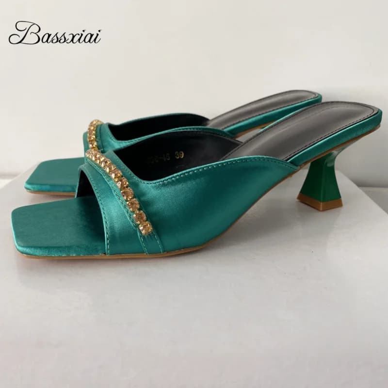 Ciabatte estive con decorazione a catena a fascia stretta in cristallo Sandali da donna con punta quadrata e tacco a forma di gattino sexy per ragazze