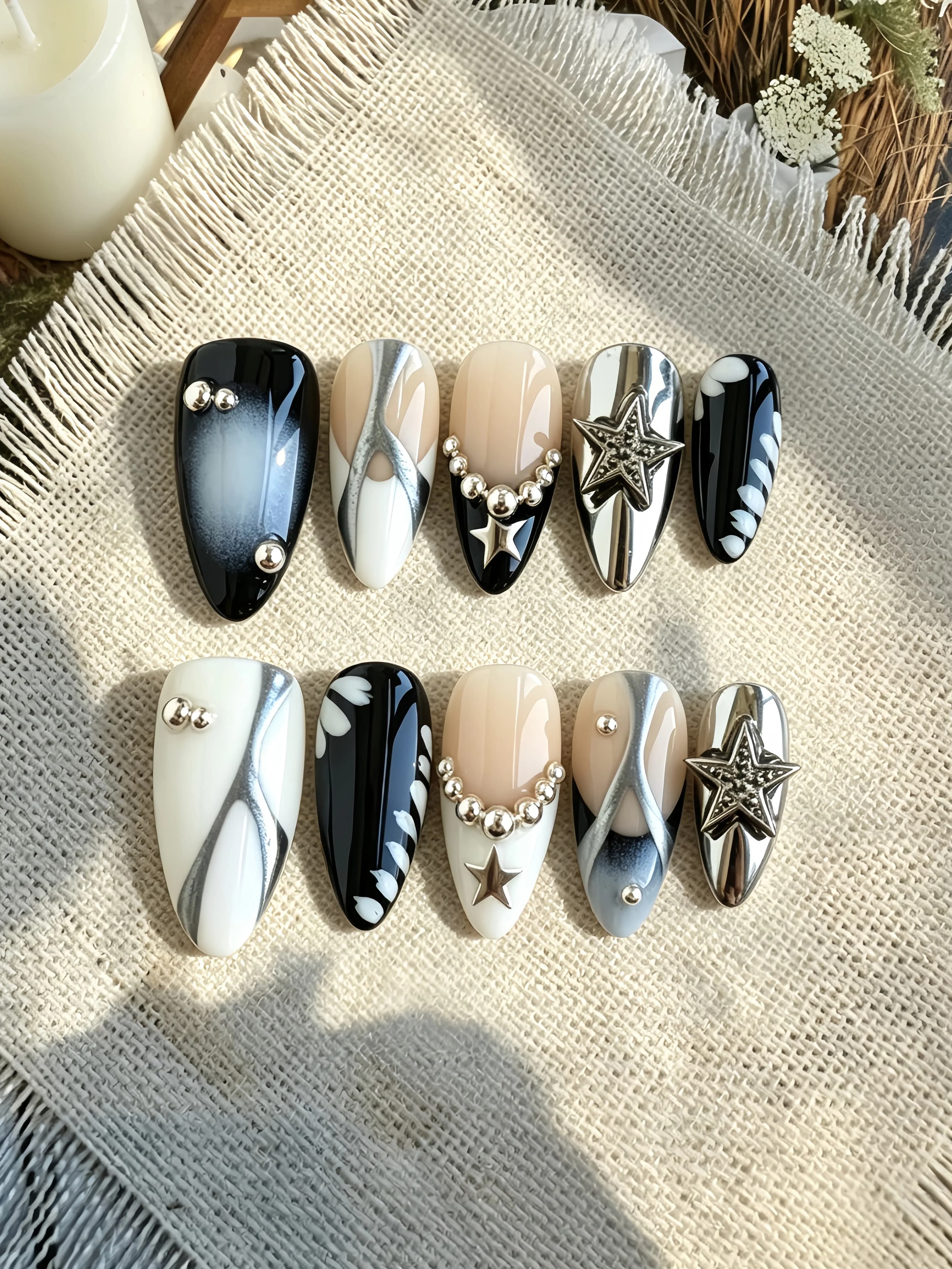10-Piece Set of Medium-Sized Almond-Shaped Press-On Nails, Black and Gray Gradient with Three-Dimensional Five-Star Embellishments, Metallic Five-Star Studs, Trendy Y2K Style, Subculture Vibe, Reusable Fake Nails, Halloween Atmosphere, Versatile for All Seasons, Autumn and Winter, Suitable for Mature and Spicy Girls, Bar Party Nail Art