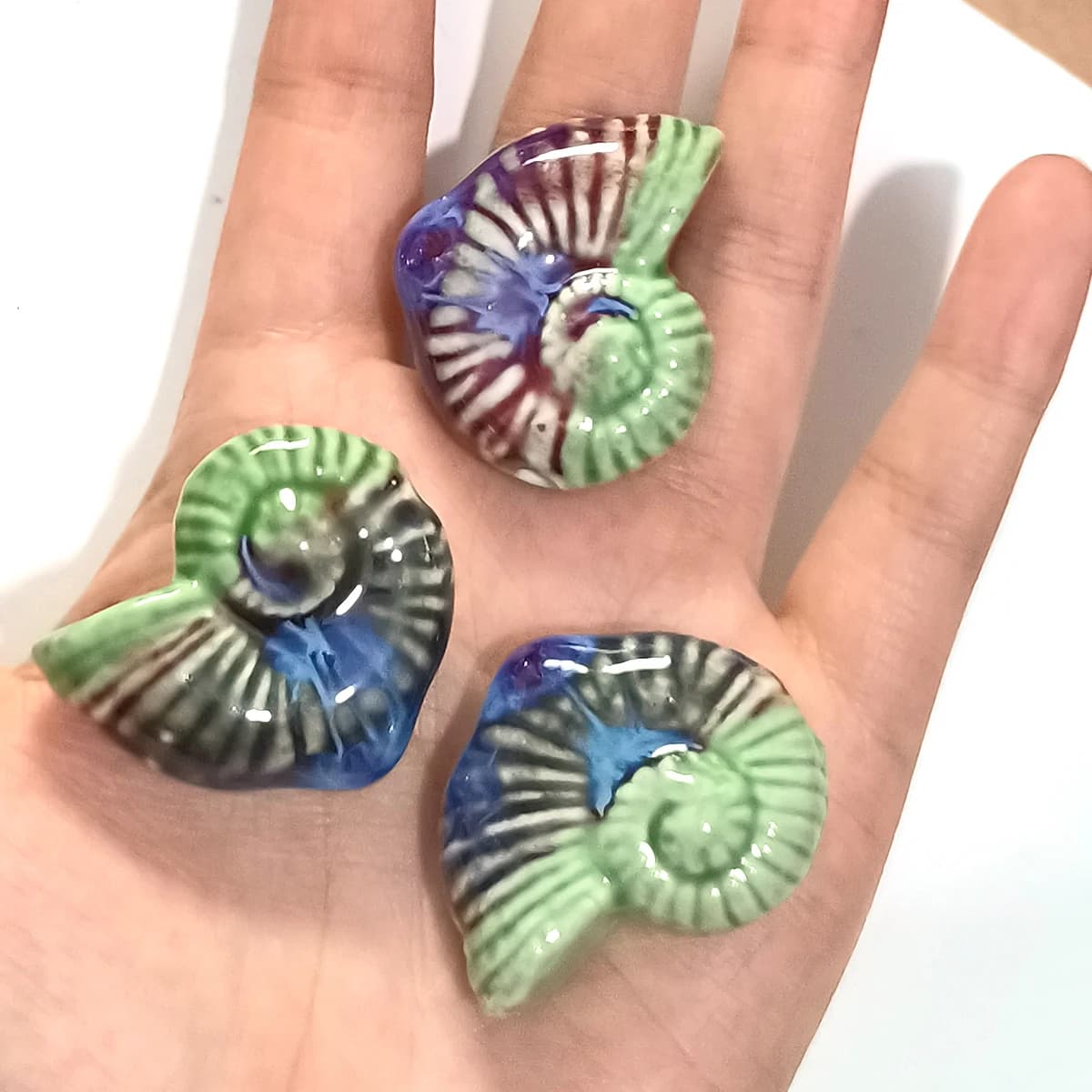 Perle di ceramica a conchiglia grande a spirale blu sfumato verde da 40 mm per bracciali, collane, orecchini e portachiavi fai da te