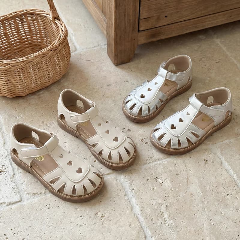 Sandali Estivi da Bambina con Cuore Traforato, Cinturino a T, Versatili, Scarpe Casual per Bambini con Chiusura in Velcro, Sandali alla Moda per Bambini 26-36
