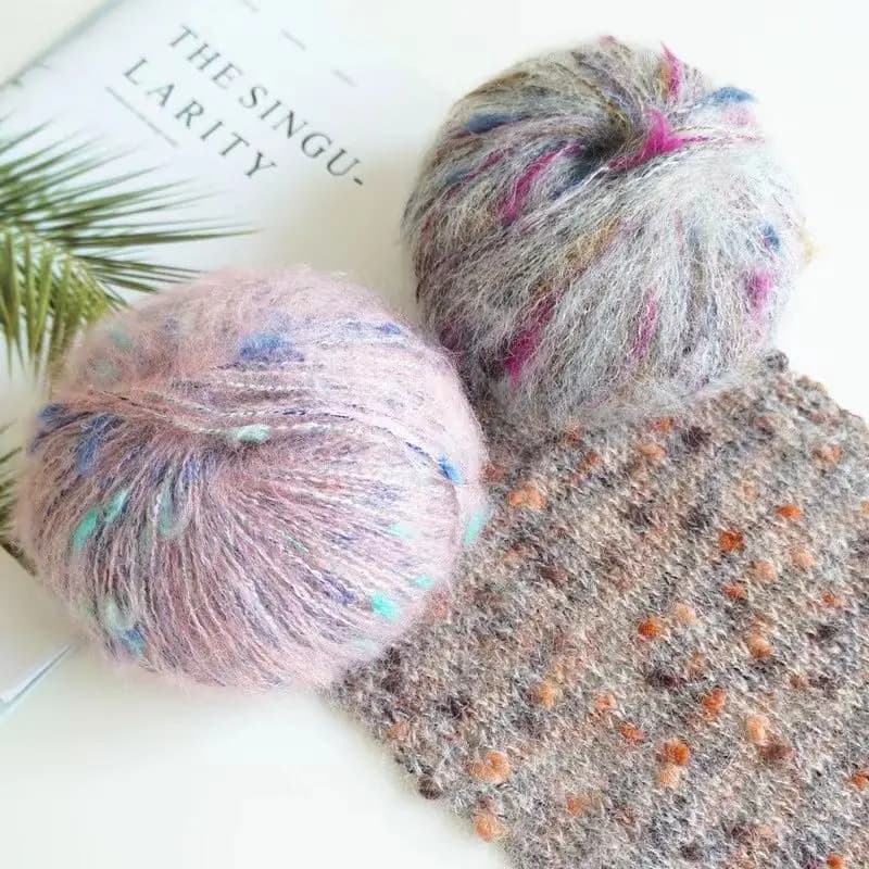 Punti colorati di lana, segmenti di crine di cavallo, palline tinte, filato, uncinetti intrecciati a mano, materiale per maglioni, borsa, filato grosso