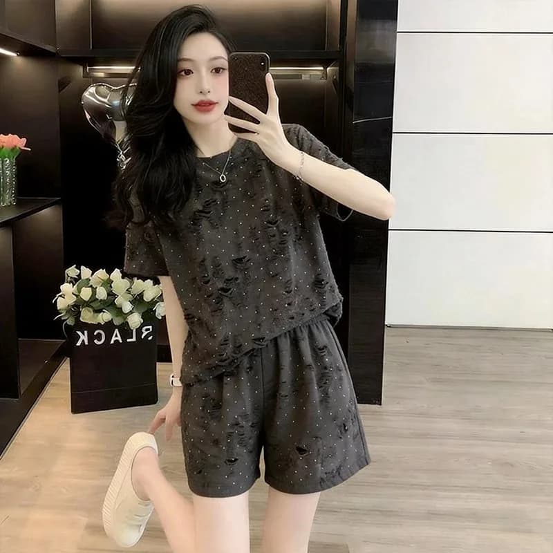 Completo da donna a due pezzi con strass e strappi, top a maniche corte e pantaloncini