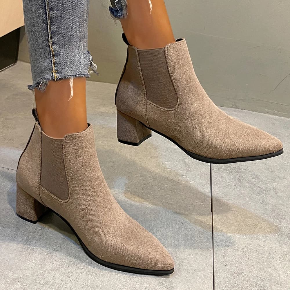 Stivaletti Chelsea da Donna, Stivali alla Moda con Punta Tonda, Suola in Gomma, Materiale in Finta Pelle Scamosciata, Tacco Medio, Stile Casual, Pronti per l'Inverno