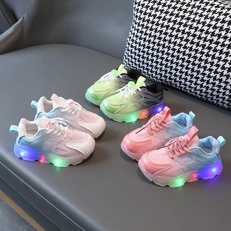 2025 Scarpe sportive per bambini Primavera Moda luminosa Traspirante Bambini Ragazzi Scarpe da rete Ragazze Scarpe da ginnastica a LED con scarpe da corsa leggere