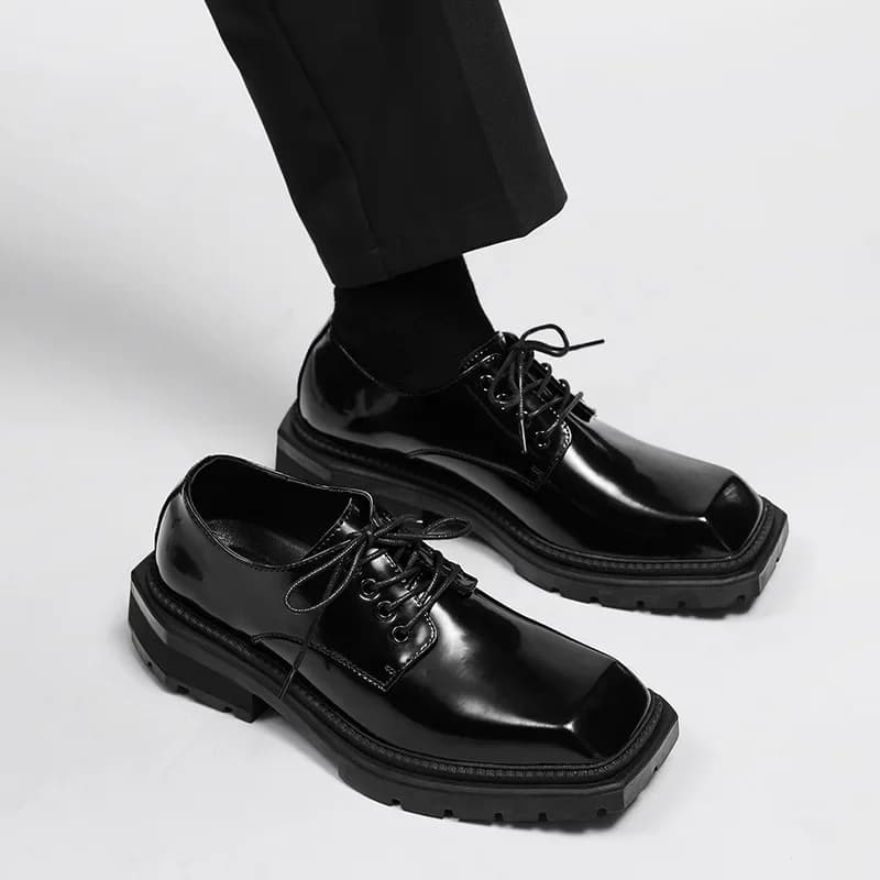 Scarpe da uomo Nuove scarpe in pelle con testa quadrata Mocassini eleganti casual alla moda per uomo Scarpe da lavoro da lavoro inglesi nere con lacci