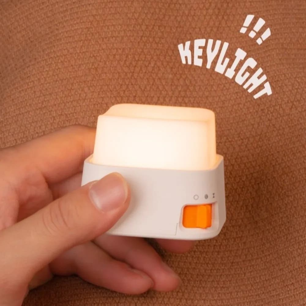 Luci notturne a LED retrò con mini pulsante Lampada da comodino portatile ricaricabile tramite USB Decorazione della stanza Luce per tastiera carina ABS