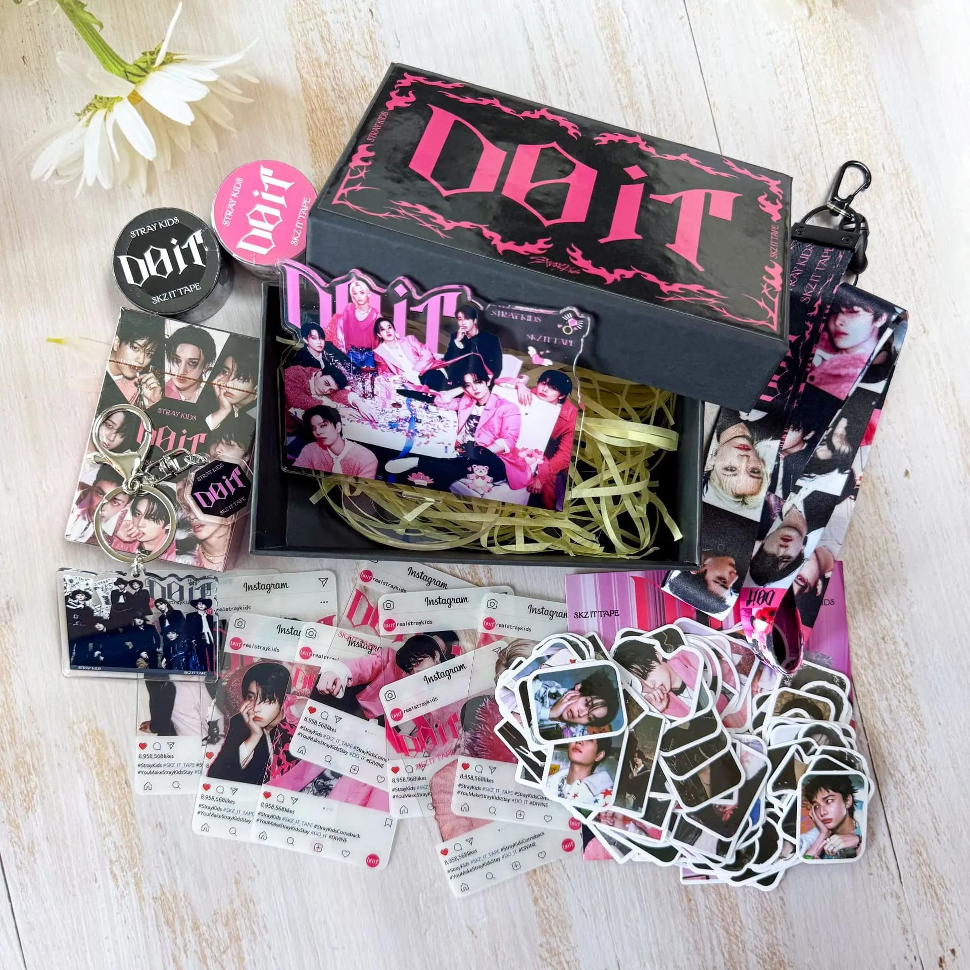 SKZ StrayKids Confezione regalo Nuovo album DO IT Album anime DO IT Adesivi Carta piccola LOMO Set di corde per carte piccole Regalo per ragazzi