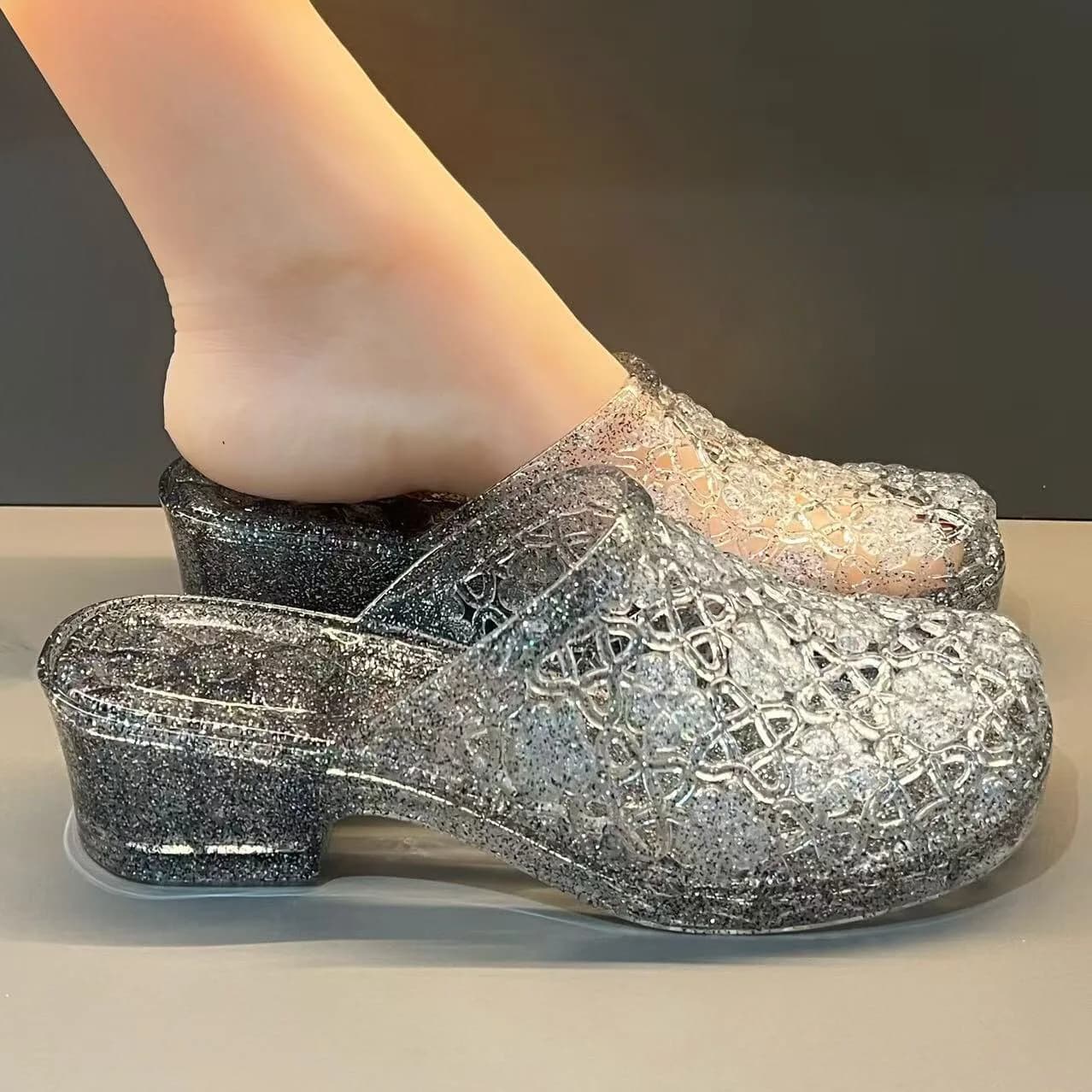 Nuovi Sandali Scintillanti con Cut-out da Donna, Scarpe Trasparenti in Gelatina con Tacco Grosso 2026, Ciabatte Casual da Passeggio per Mamma