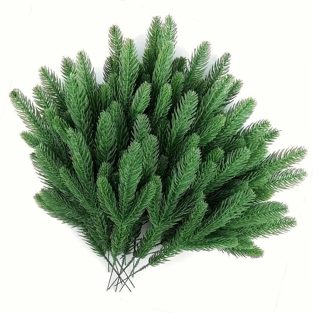 Una selezione di 60 alberi di pino artificiali, con rami di pino verde in plastica per decorazioni natalizie fai-da-te, piante da tavolo invernali