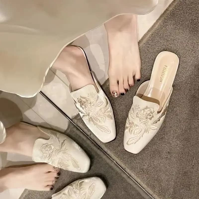 2025 Nuovo stile Lady Retro ricama floreale Pantofole con tacco a forma di gattino Punta chiusa anteriore Tacchi a spillo Verde Beige Nero Tacchi alti Presentazioni aziende produttrici giochi