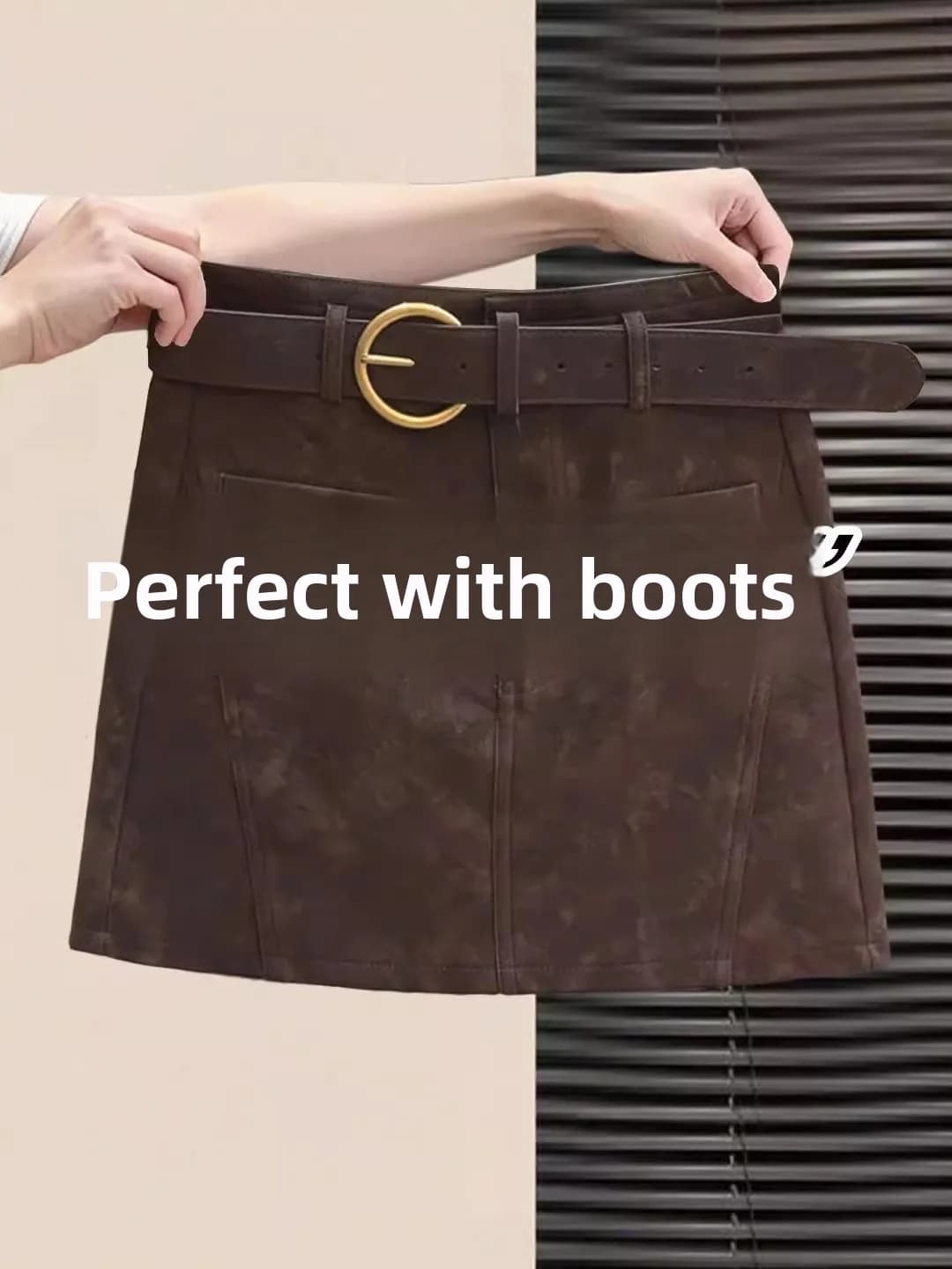 Gonna Corta in Pelle Scamosciata Caramel Deer a Vita Alta, Modello A-Line con Scollo a V, Moda Autunno Inverno da Donna, Abbinabile a Stivali Lunghi