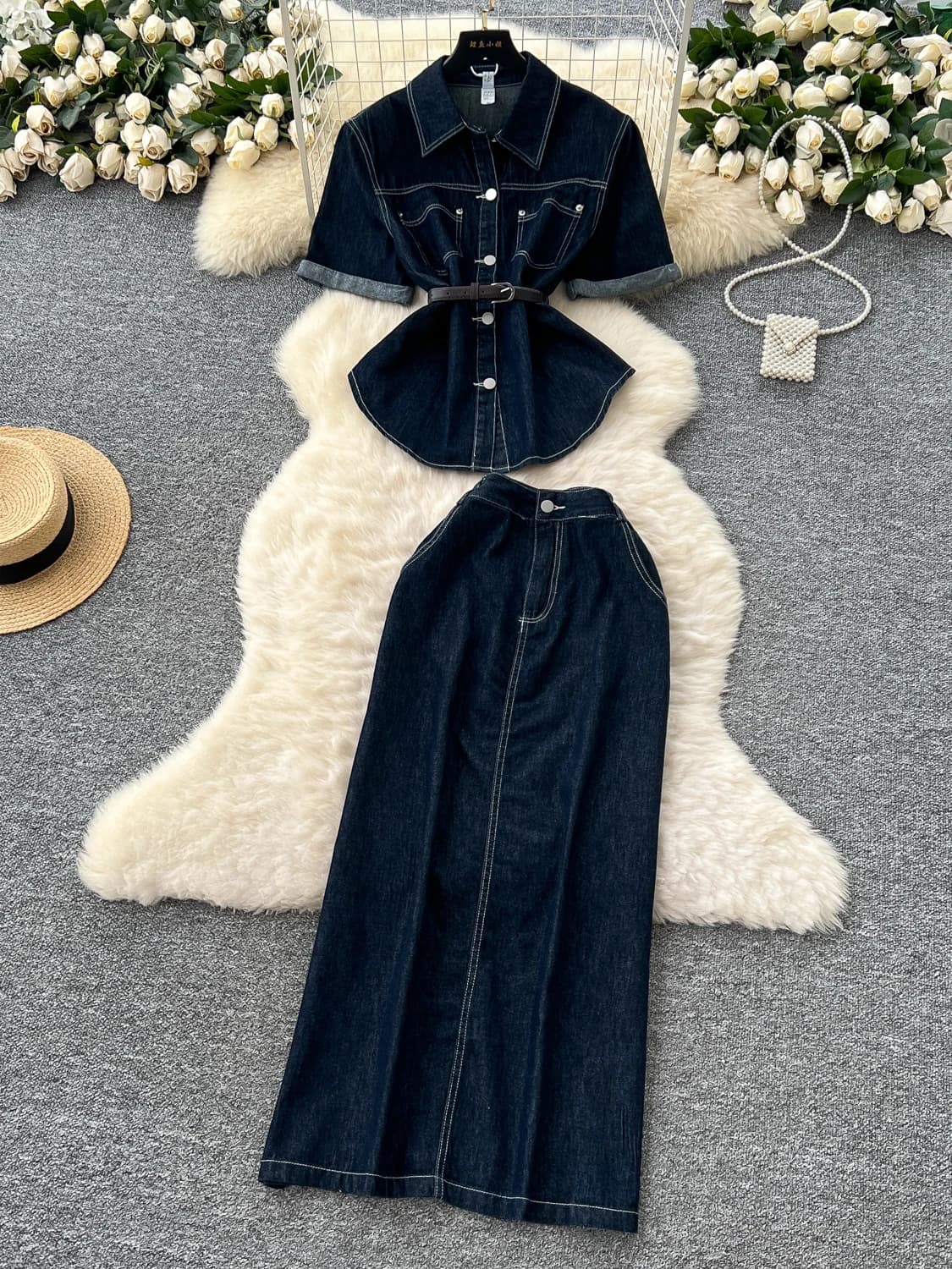 Completo estivo da donna con gonna in denim a vita alta con spacco e top, vestito aderente a maniche corte con cintura e laccetti in vita