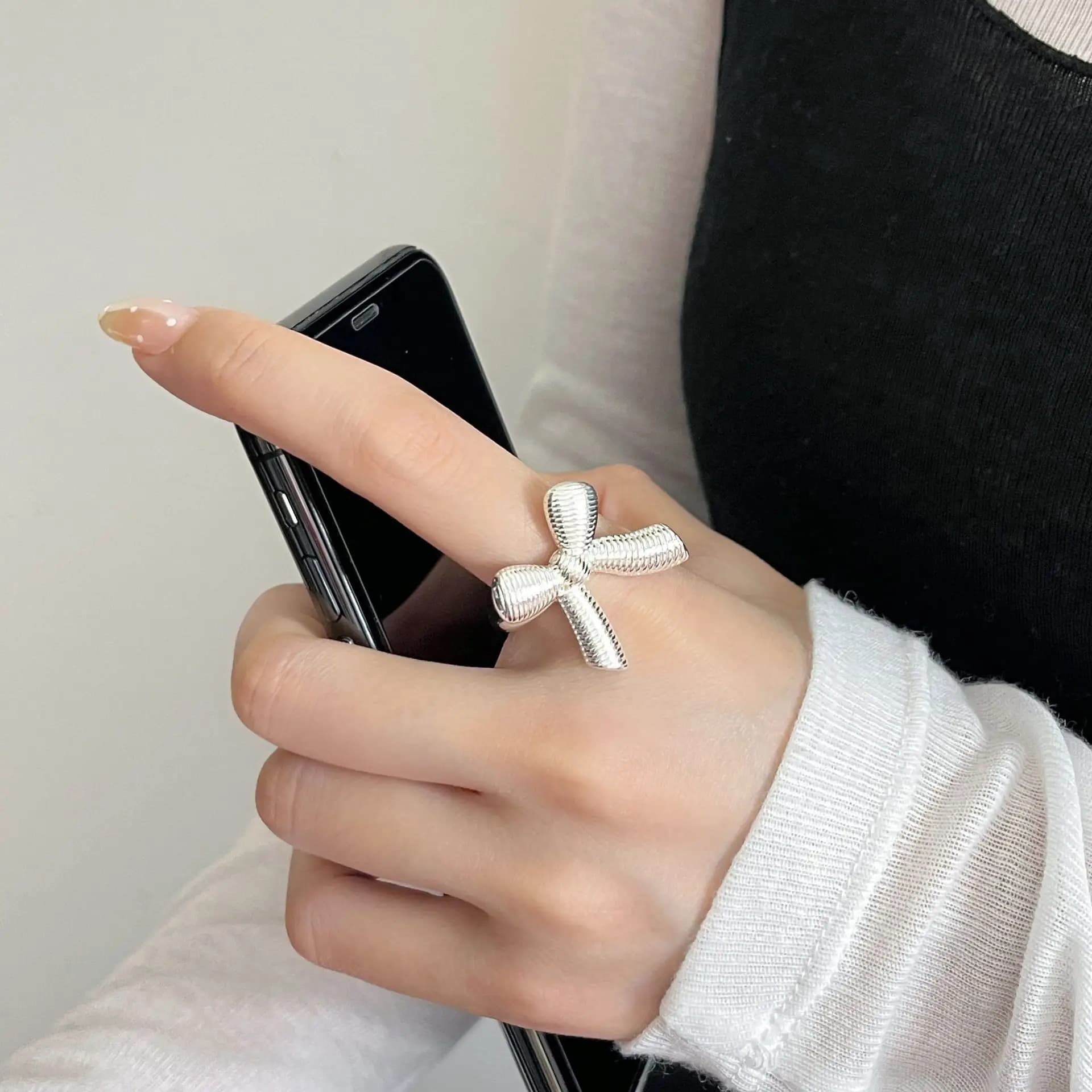 Squisito anello con nodo strutturato per donna, nicchia, fascia alta, lusso leggero, versatile, personalizzato, alla moda, stile semplice, nuovi gioielli a mano