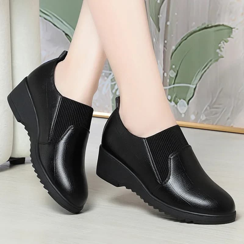 Scarpe comode in morbida pelle con bocca profonda da 4,5 cm Mocassini flessibili da donna 2025 Scarpe con zeppa con plateau primaverile per il lavoro della mamma in ufficio