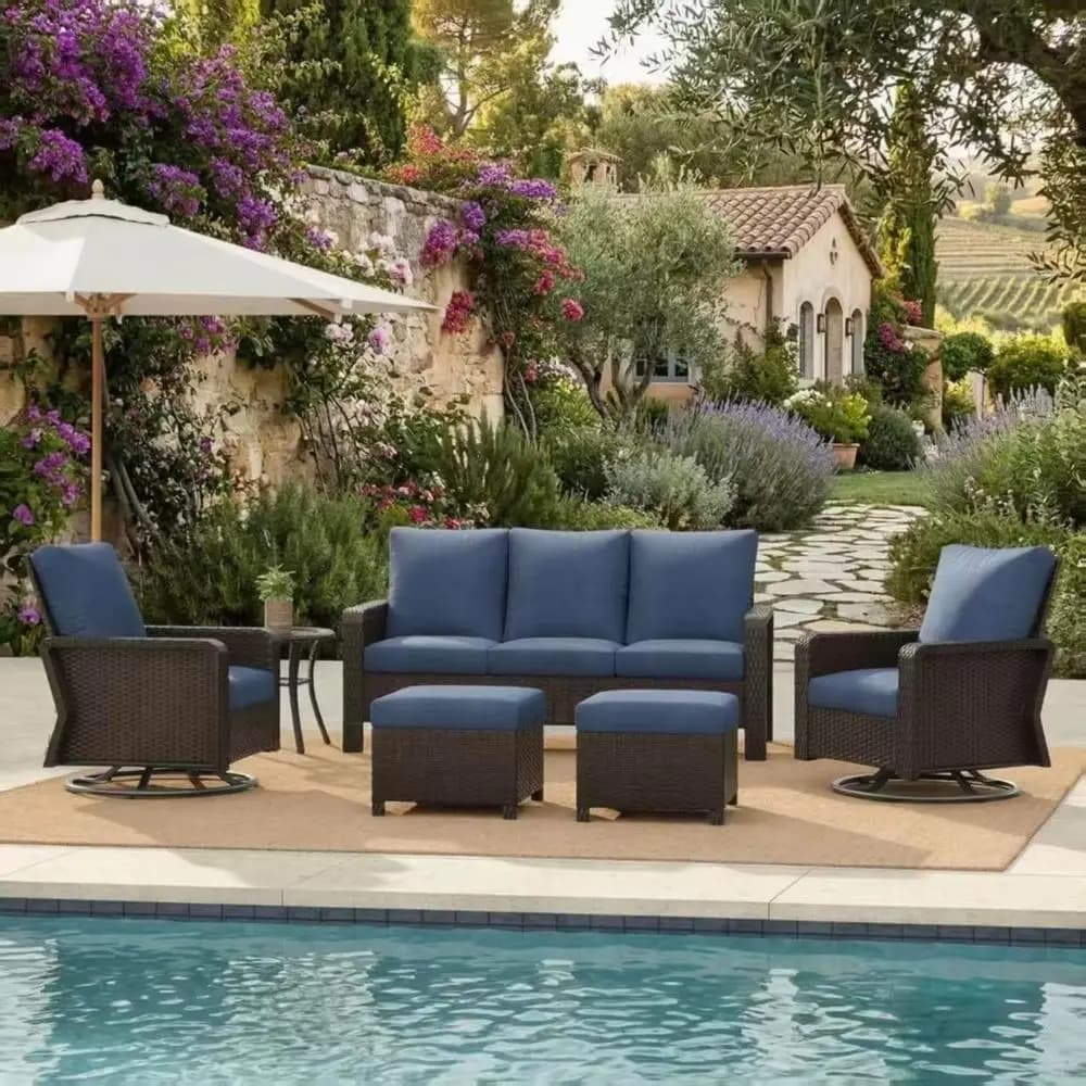 Set di Mobili da Giardino in Vimini Blu Navy a 6 Pezzi per Tutte le Stagioni con Divano, Sedie Girevoli, Pouf e Cuscini