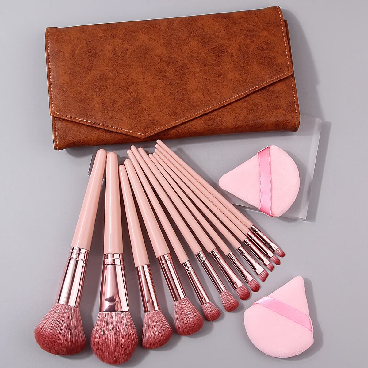 The 15-piece makeup brush set includes a set of multifunctional makeup brushes, a triangular head for powder and a portable case