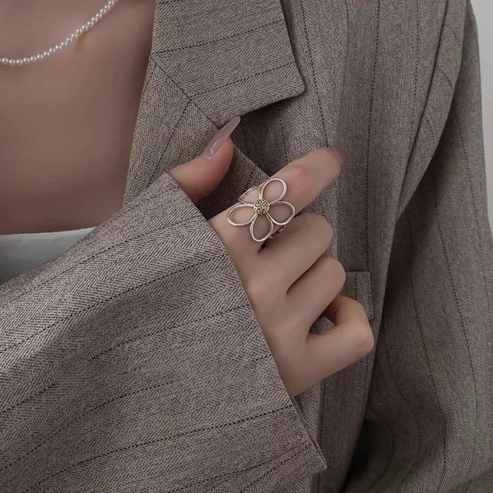 New Exaggerated Daisy Flower Ring Hollow Out Design Retro Elegant Open Rings Jewelry Accessories Adjustable Ring For Women Gift