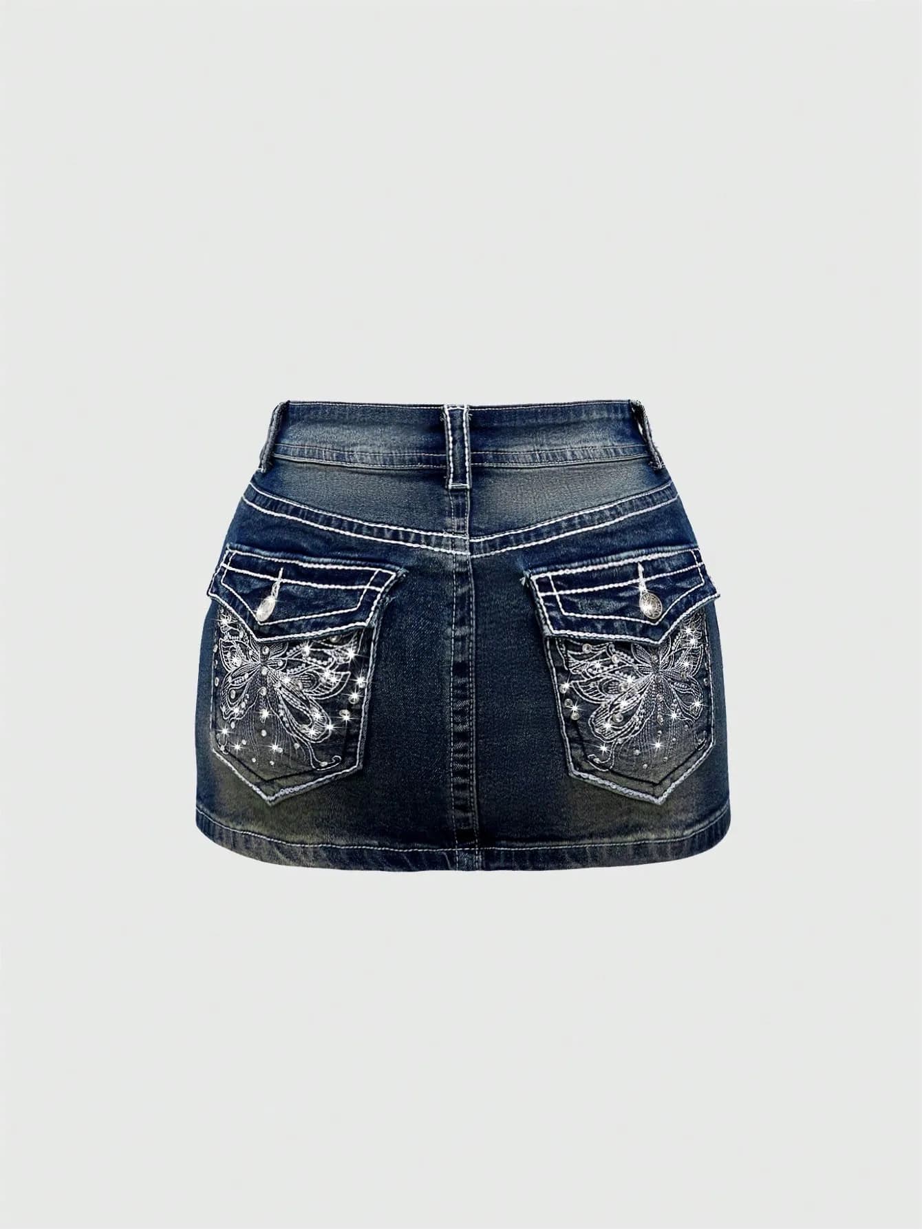 Minigonna in denim a vita bassa con tasche ricamate a forma di farfalla e cuciture a contrasto