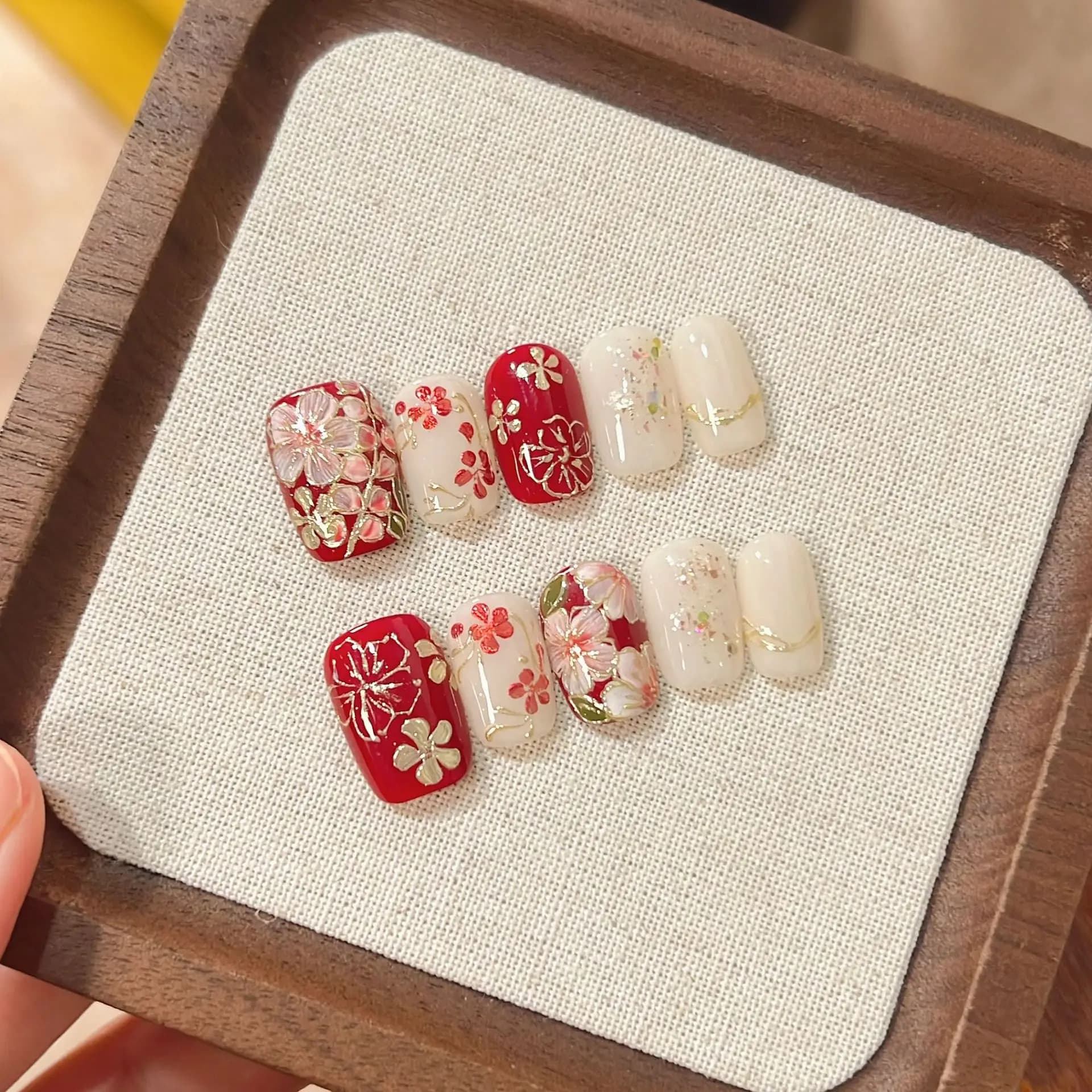 10 Pieces Fins Court Rounds Handmade with Pressure Application, Complete Cover with Floral Pattern, Nails Stickers Stackable French Style for Women