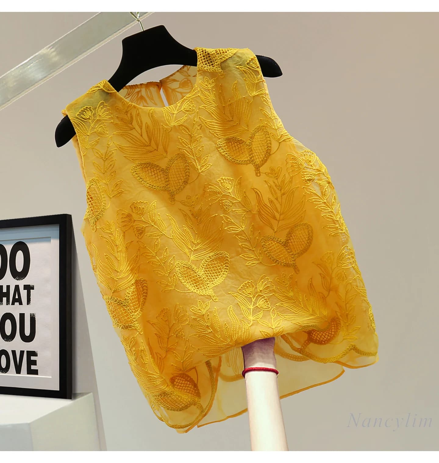 Sleeveless lace vest shirt embroidered in two fake pieces, yellow lace top, women's fashion blouse summer round neck 2025