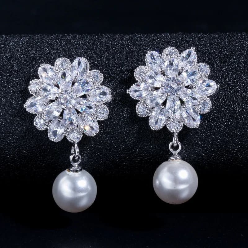 Orecchini pendenti da donna Huitan con design floreale e perle finte, accessori estetici di tendenza per matrimonio e fidanzamento, gioielli da donna con zirconi.