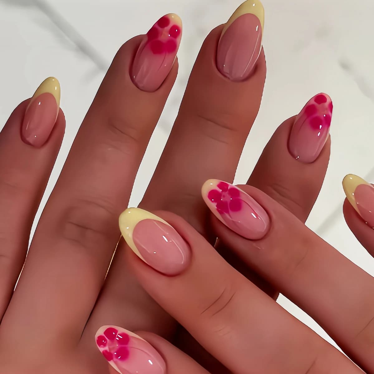 24 unghie a forma di mandorla, semplici ed eleganti, unghie finte in stile francese color giallo oca con design a fiore a cinque petali per la primavera e l'estate, adatte alle donne per appuntamenti e uso quotidiano, regalo per la festa della mamma, set di unghie finte rimovibili con adesivo in gel e lima.