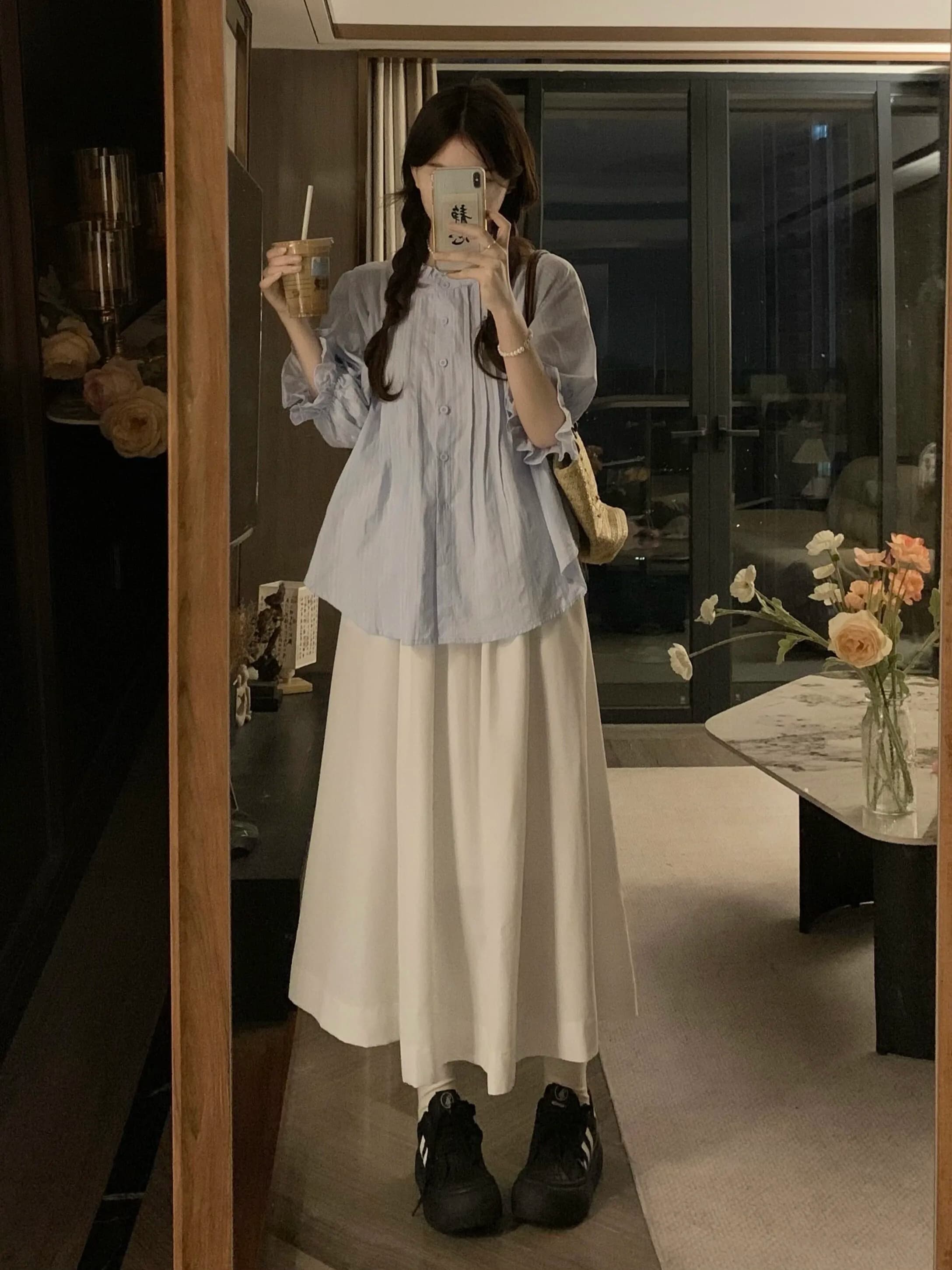 Completo due pezzi taglie forti stile delicato, nuovo set estivo con camicia bianca a maniche a sbuffo e gonna a trapezio di media lunghezza, alla moda per il commuting.