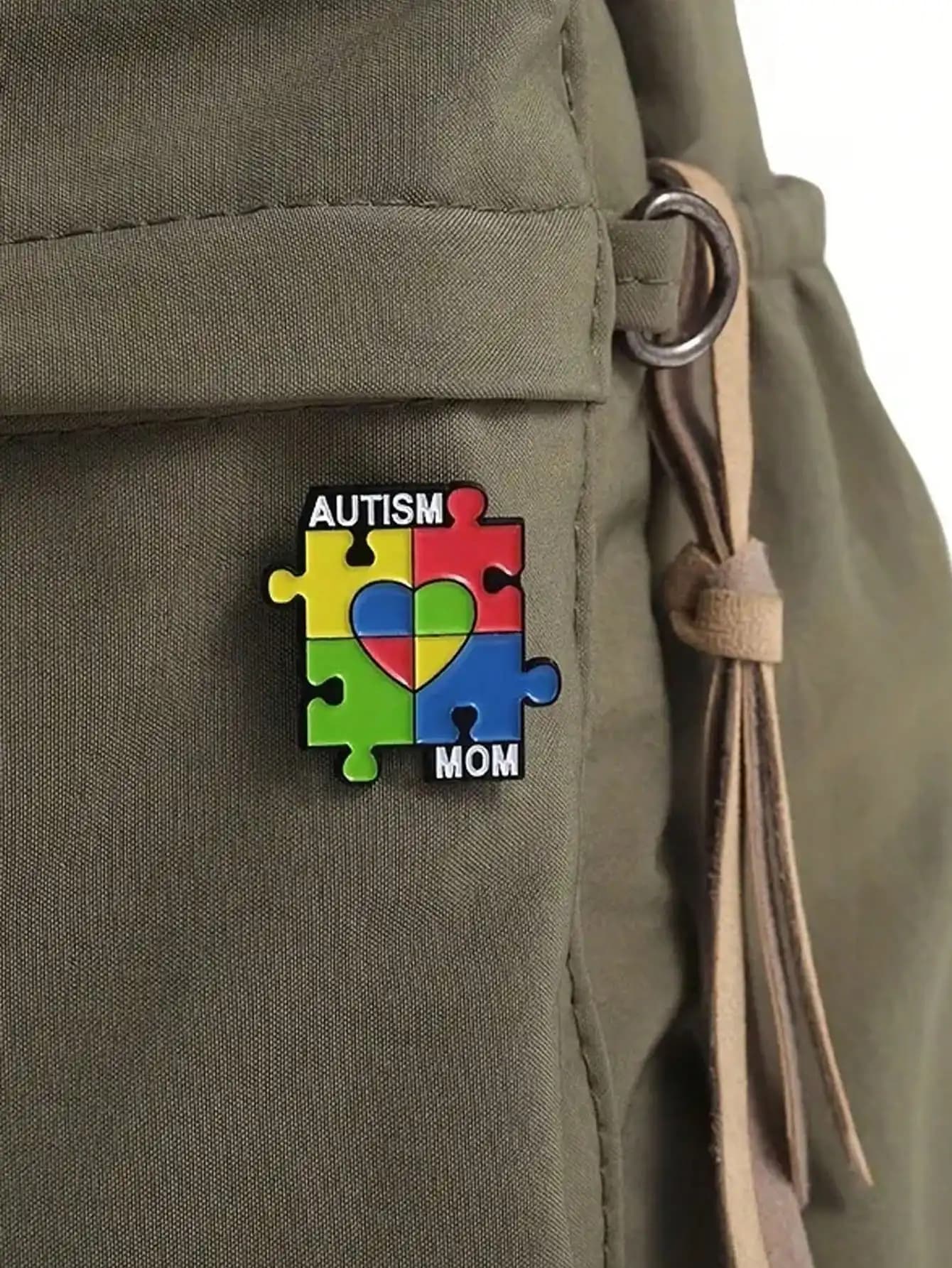 1 Pezzo, Spilla in smalto con scritta "Mamma" e pezzi di puzzle arcobaleno, distintivo gioiello per la consapevolezza sull'autismo della mamma, per vestiti, borse, zaini scolastici, zaini Kpop, forniture per insegnanti, ciondoli per borse, accessori carini per ufficio, camicie, giacche, Natale, Halloween, accessori autunno-inverno