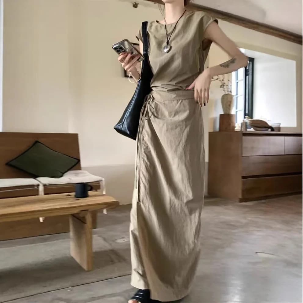 Abito da donna nell'estate 2025, nuovo stile con elegante gonna lunga, abbinato a un set da due pezzi