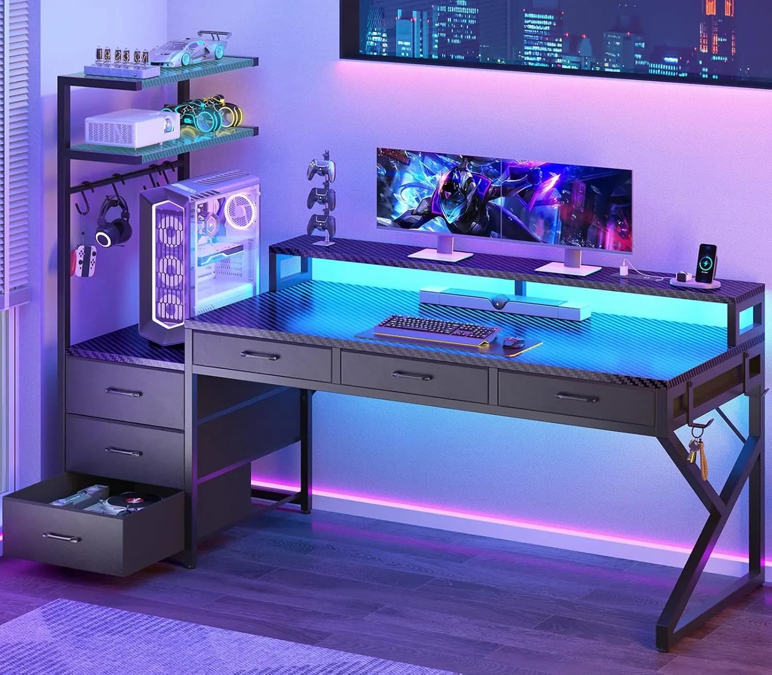 Scrivania da Gaming 55 Pollici con 6 Cassetti, Postazione PC ad Angolo con LED, Presa di Corrente, Supporto Monitor, in Fibra di Carbonio, Personalizzabile