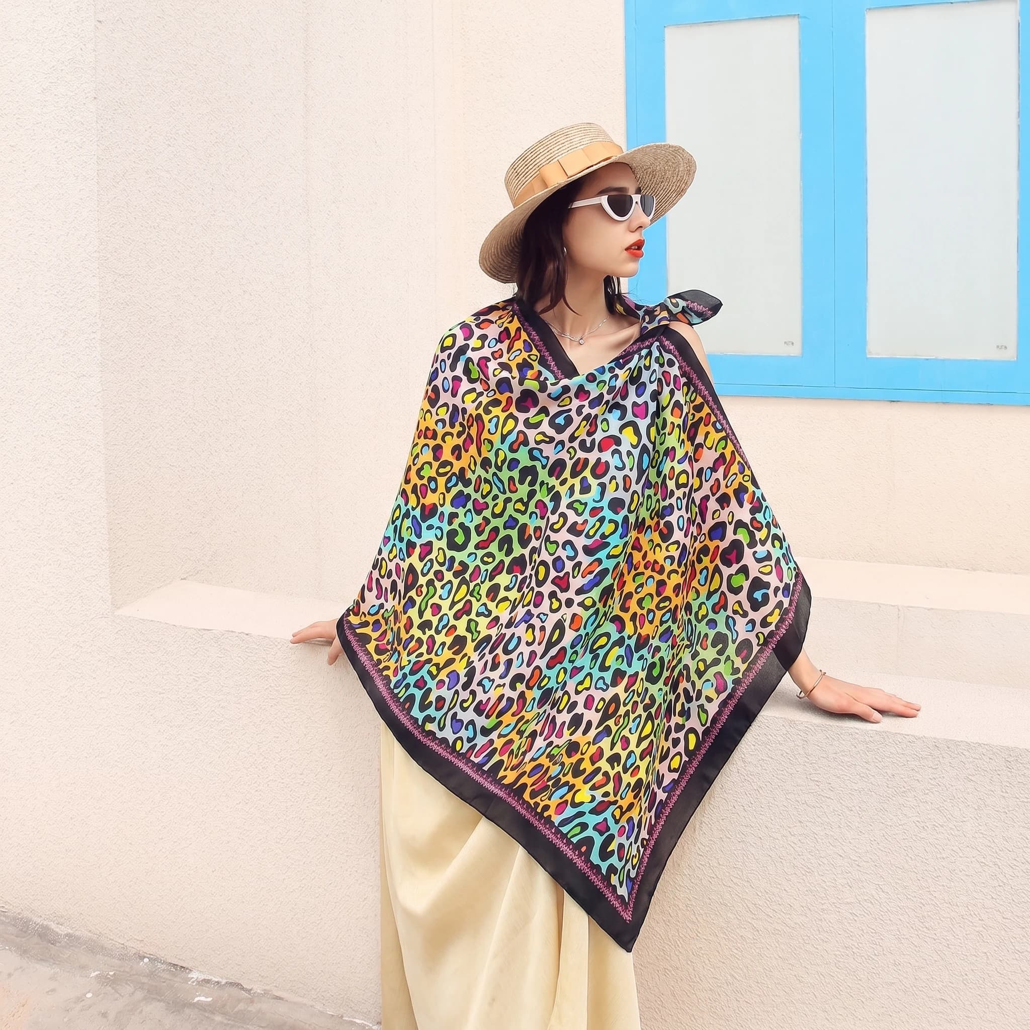 Sciarpa in Seta Satinata con Stampa Leopardata Colorata da Donna 245*110cm, Grande Sciarpa Estiva Protettiva Solare da Spiaggia, Foulard alla Moda, Copricapo