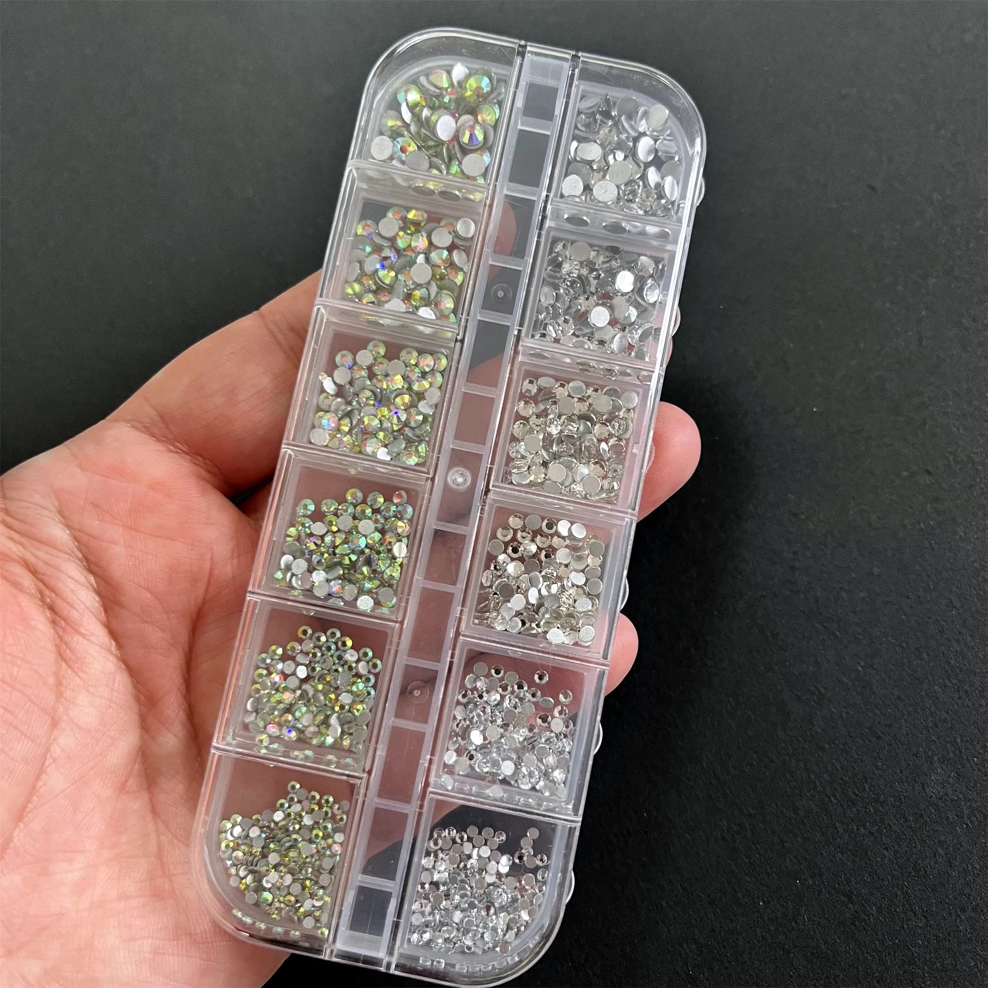 1 Scatola SS4-SS16 Cristalli Flatback per Unghie con 12 Griglie, Strass Scintillanti AB Iridiscenti + Gemme Rotonde Trasparenti in Vetro per Nail Art e Forniture Fai da Te