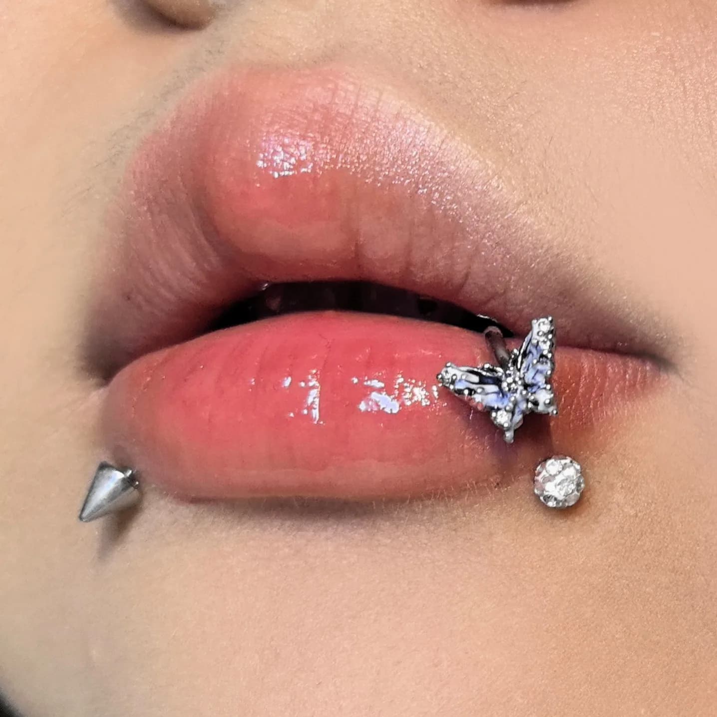 Anello per labbra in acciaio inossidabile da 16G Piercing Labret con sfere di cristallo orecchini a farfalla carini Piercing a punta gioielli Piercing per il corpo