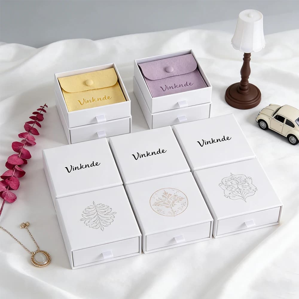 24/50/100 Pezzi Scatole Personalizzate per Gioielli 7x9x3cm Bianche con Sacchetto in Microfibra 6x6cm, Scatole con Cassetto Scorrevole per Orecchini e Anelli