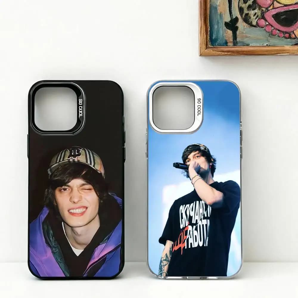 Cover per iPhone 17, 16, 15, 14, 13, 12, 11 Plus, Pro Max, XS con Rapper Russo Popolare O-Og Buda, Colorata Argento Nera