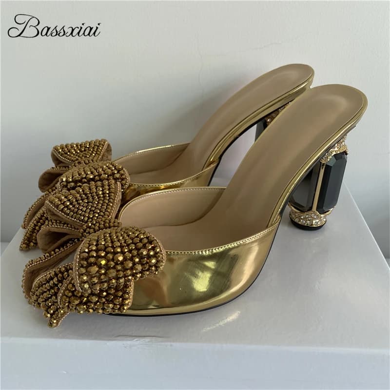 Ciabatte con strass e nodo a farfalla con perline Sandali con cinturino alla caviglia in pelle verniciata con tacco alto in cristallo di diamante estivo da donna