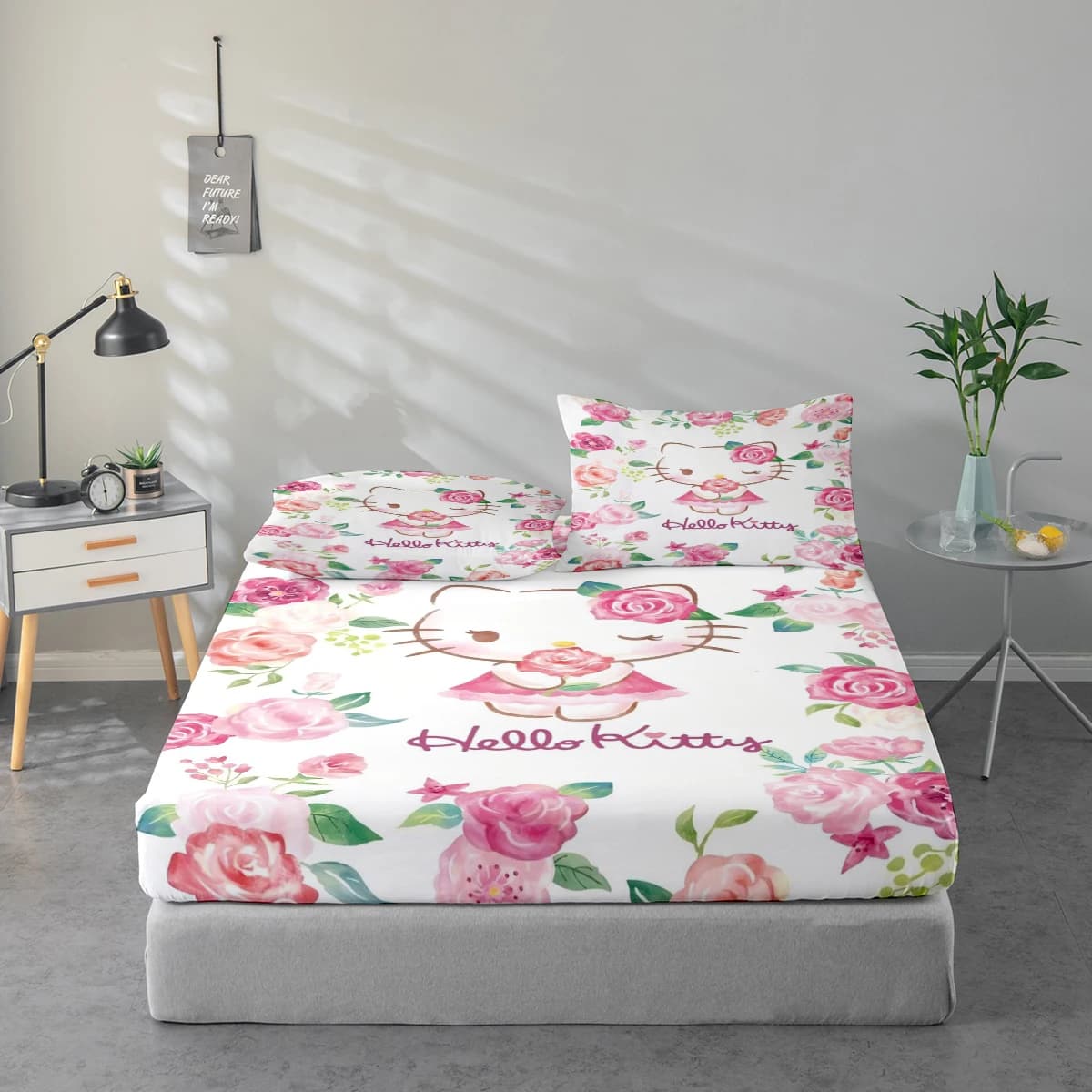 Set di lenzuola con stampa digitale ad alta definizione in 3 pezzi, set di lenzuola con stampa floreale di grandi dimensioni Hello Kitty, include 1 lenzuolo con angoli + 1/2 federa, adatto per camera da letto, stanza degli ospiti, decorazione domestica, lenzuolo con angoli in fibra di poliestere + federa, biancheria da letto ultra morbida, tessuto spesso ultra morbido, confortevole per tutte le stagioni, lavabile in lavatrice.